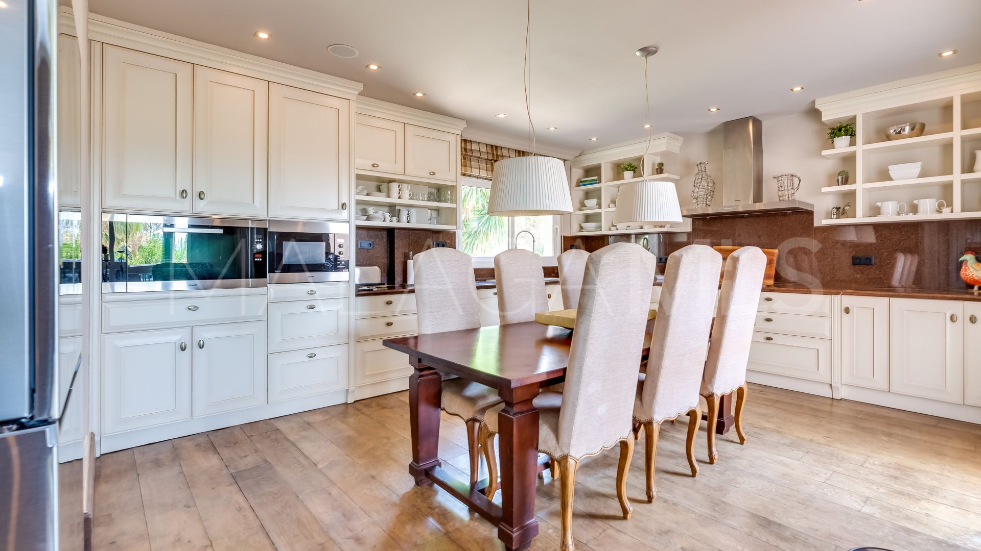 Villa for sale in Elviria