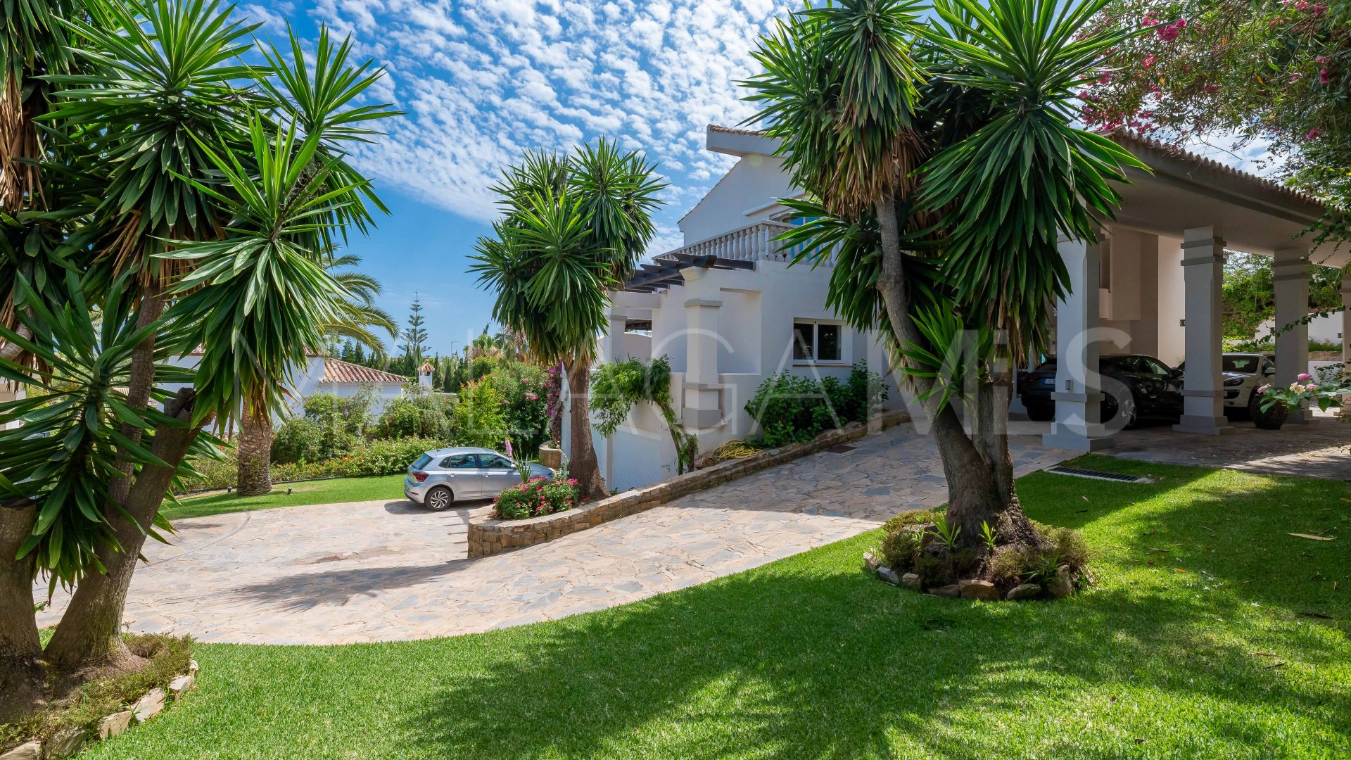 Villa for sale in Elviria