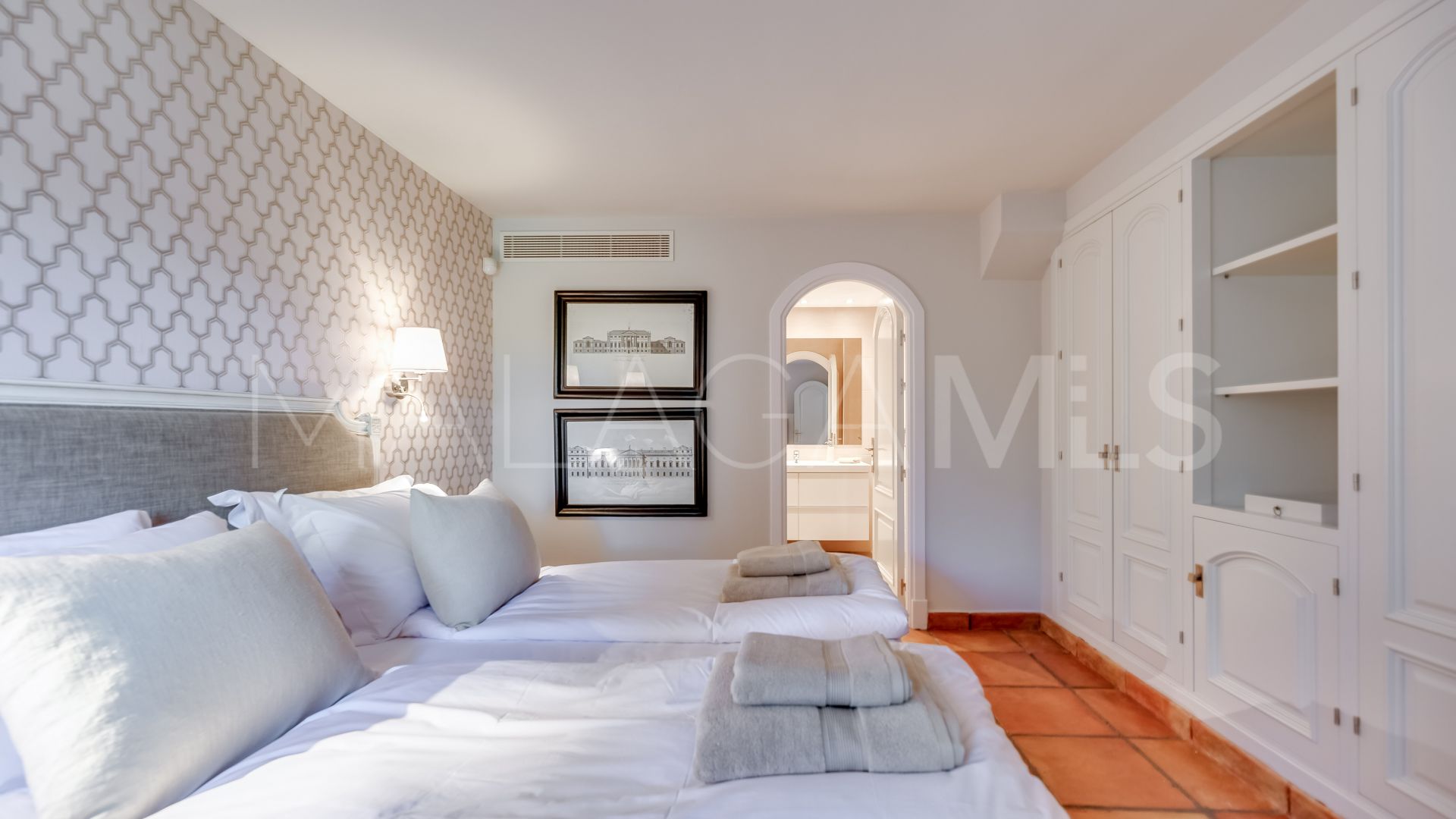 Villa for sale in Elviria