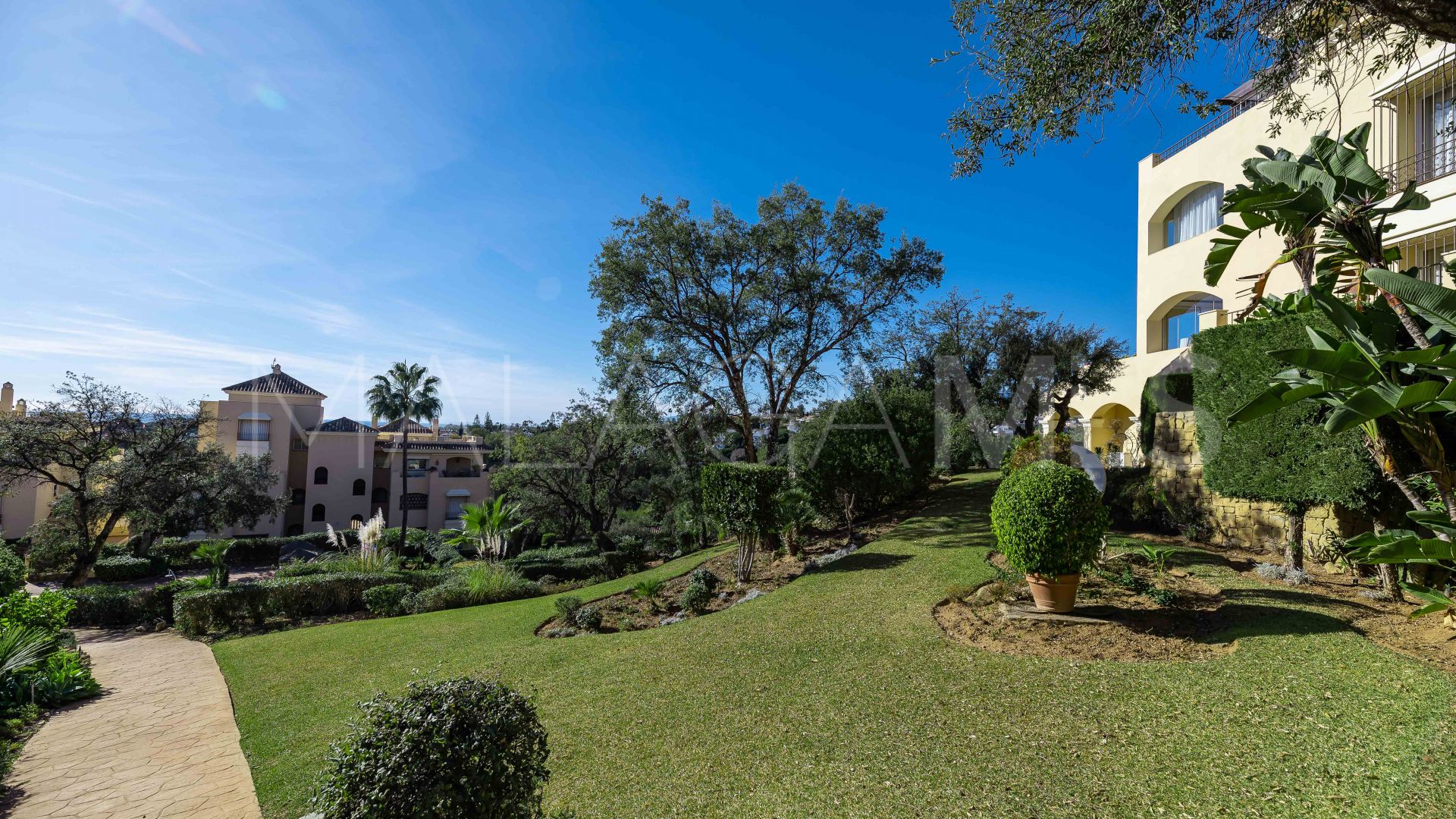 Duplex penthouse for sale in Hacienda Elviria