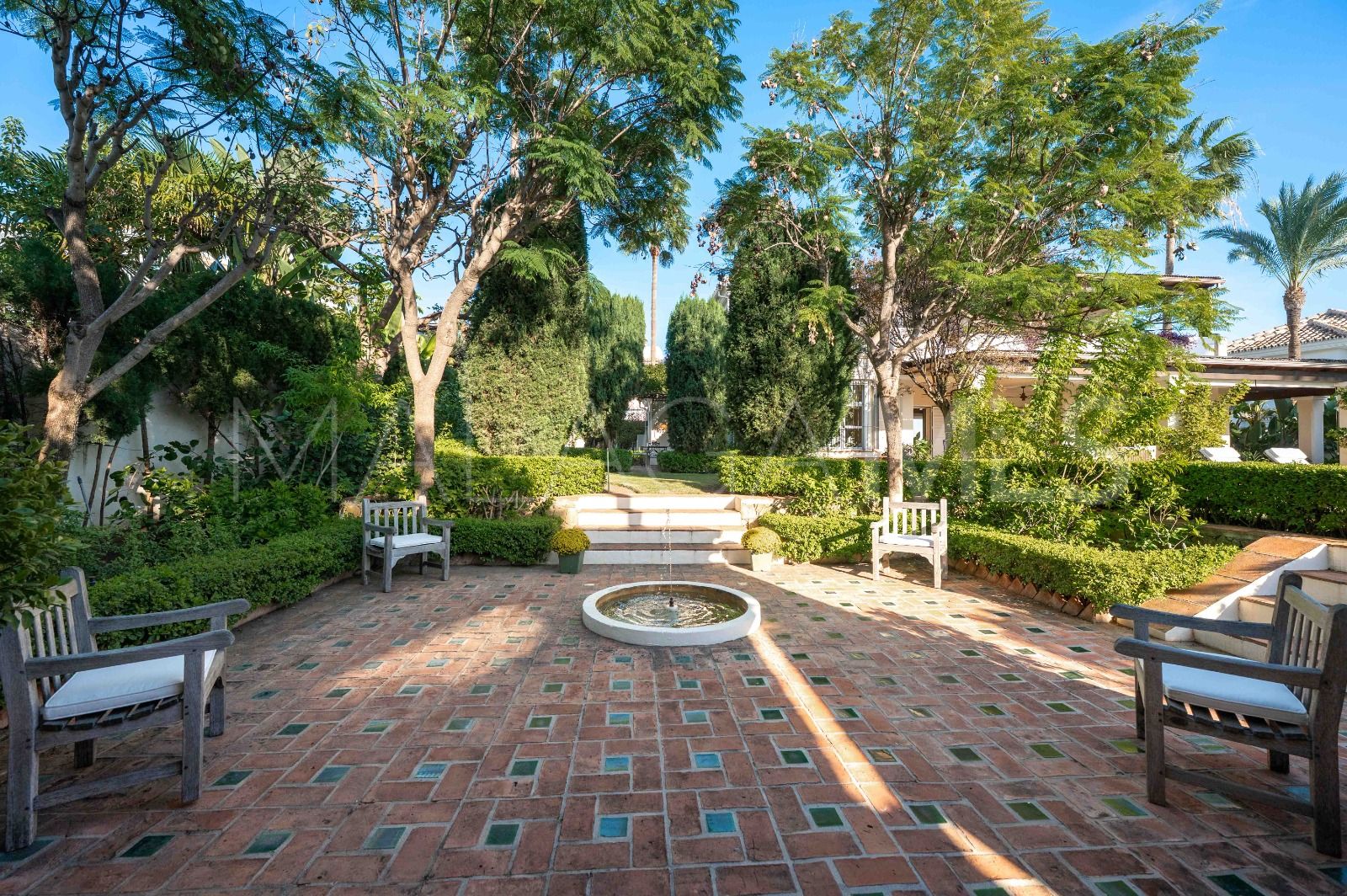 Villa for sale in Elviria