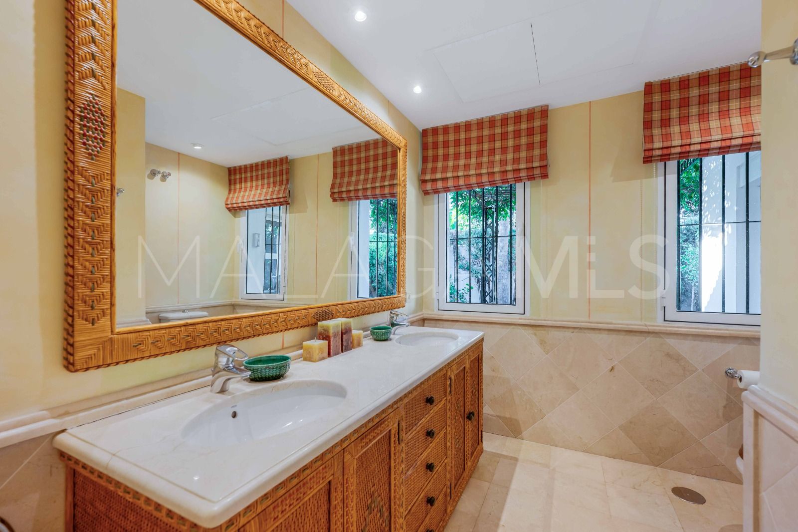 Villa for sale in Elviria