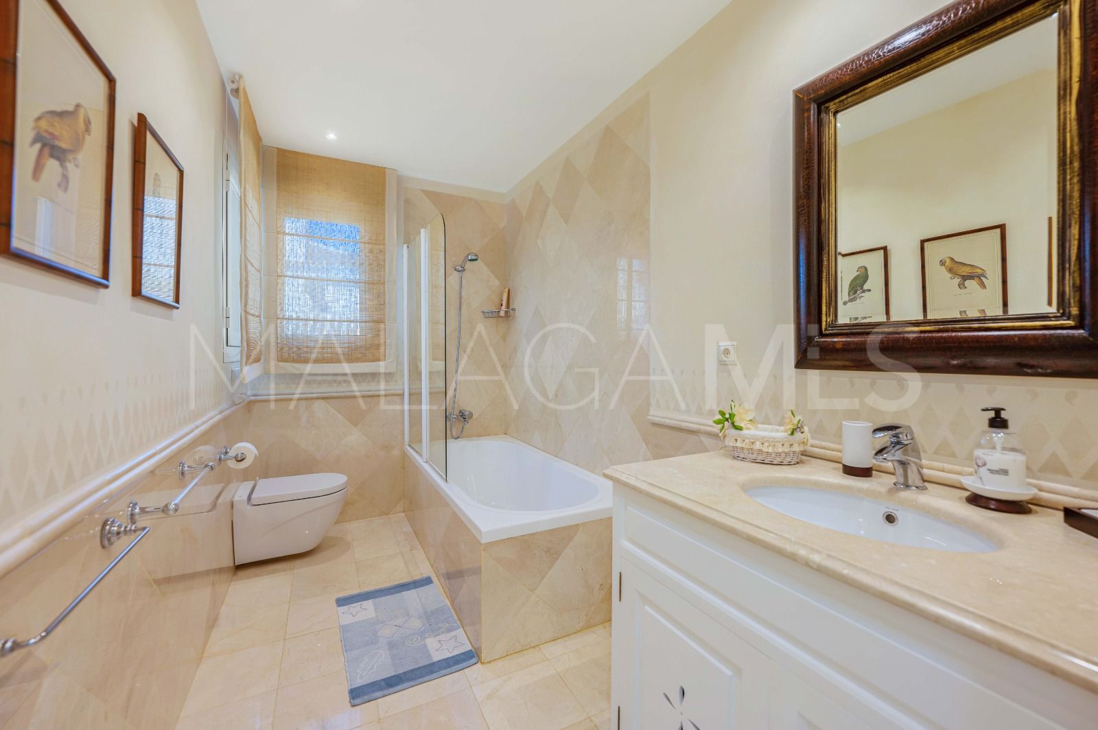 Villa for sale in Elviria