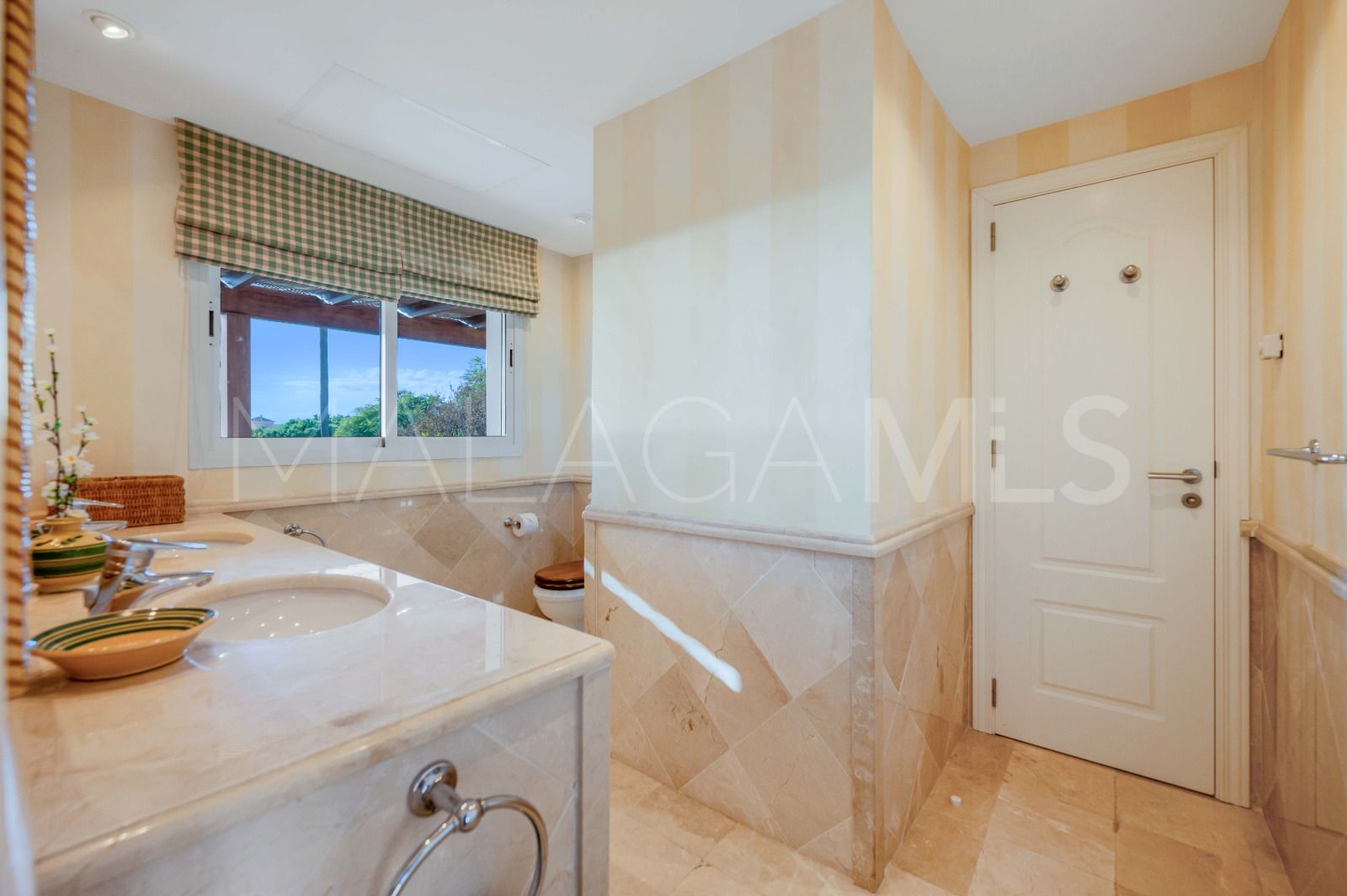 Villa for sale in Elviria