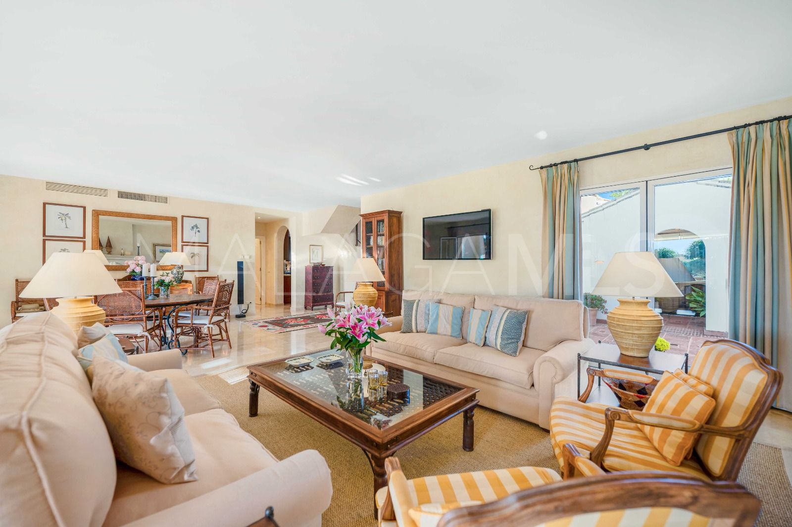 Villa for sale in Elviria