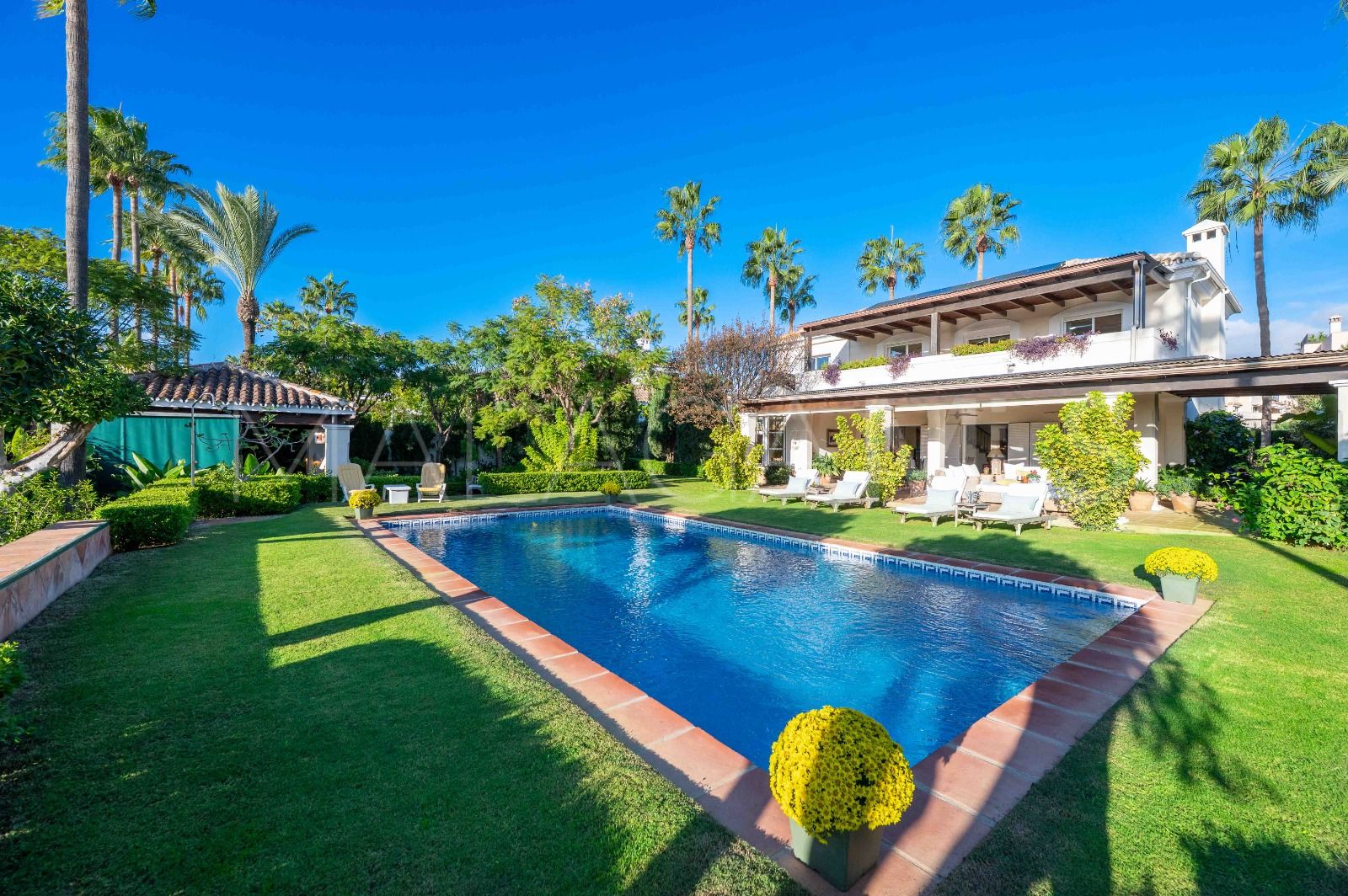 Villa for sale in Elviria