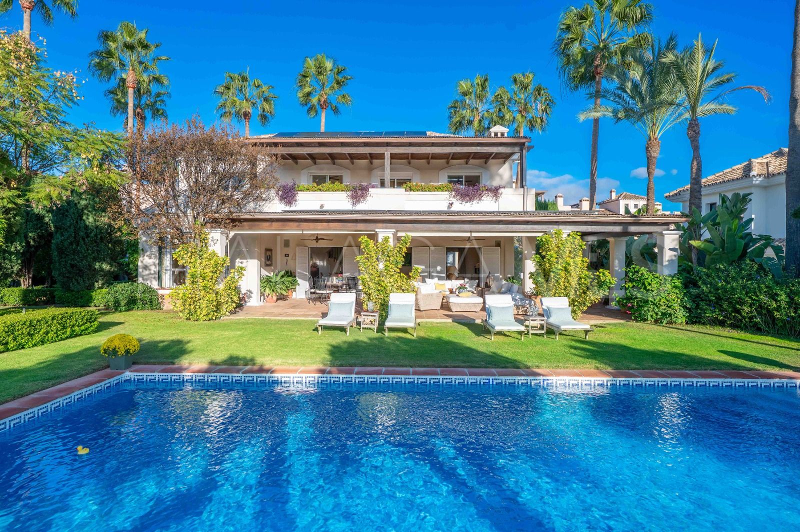 Villa for sale in Elviria