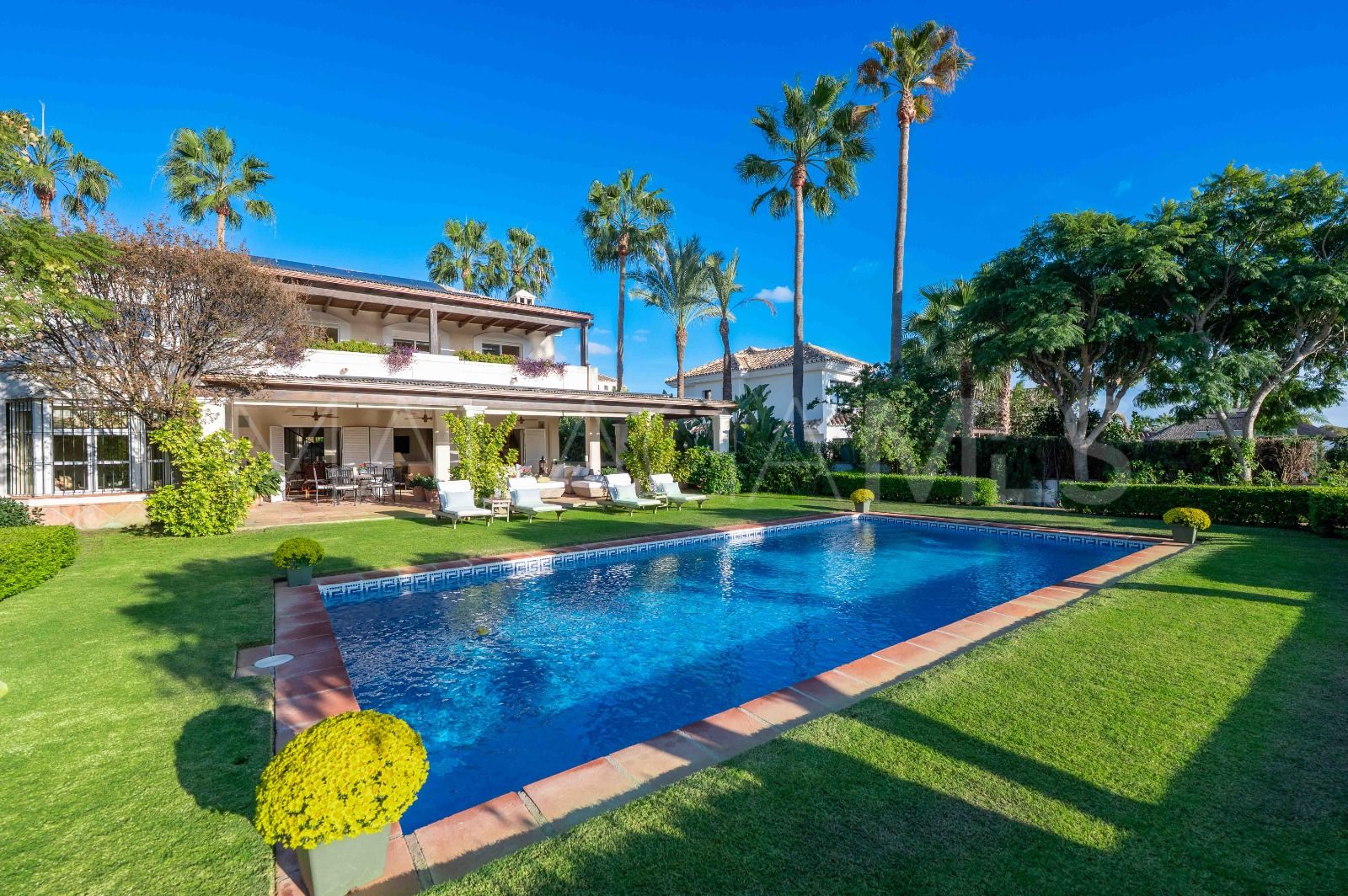 Villa for sale in Elviria