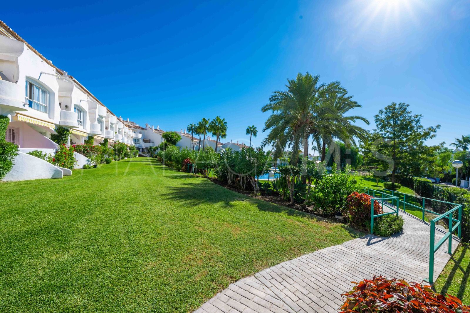 Duplex penthouse for sale in Sitio de Calahonda