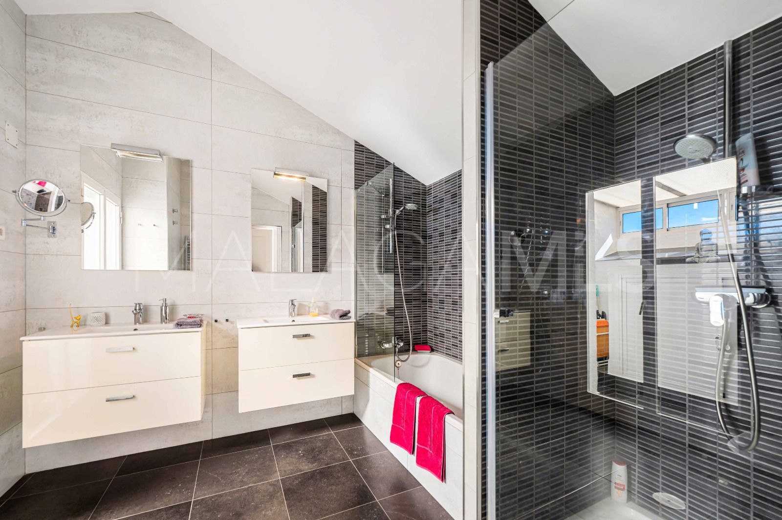 Duplex penthouse for sale in Sitio de Calahonda