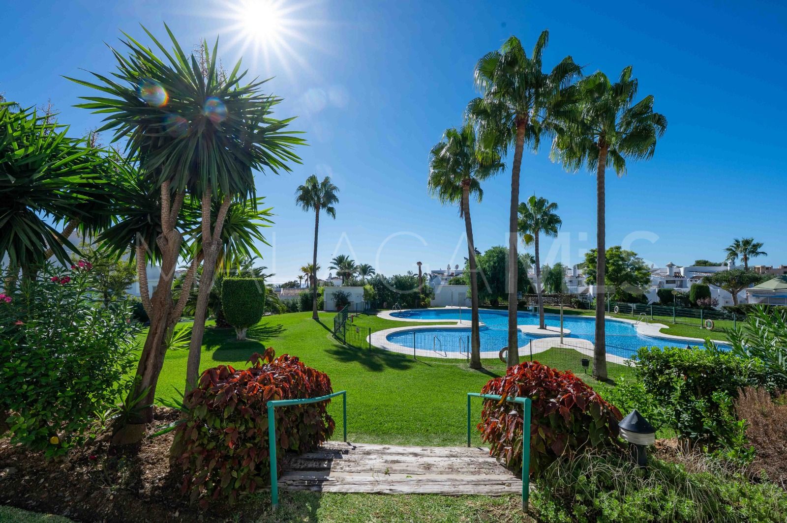 Duplex penthouse for sale in Sitio de Calahonda