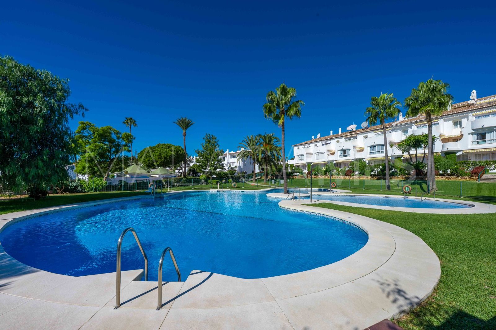 Duplex penthouse for sale in Sitio de Calahonda