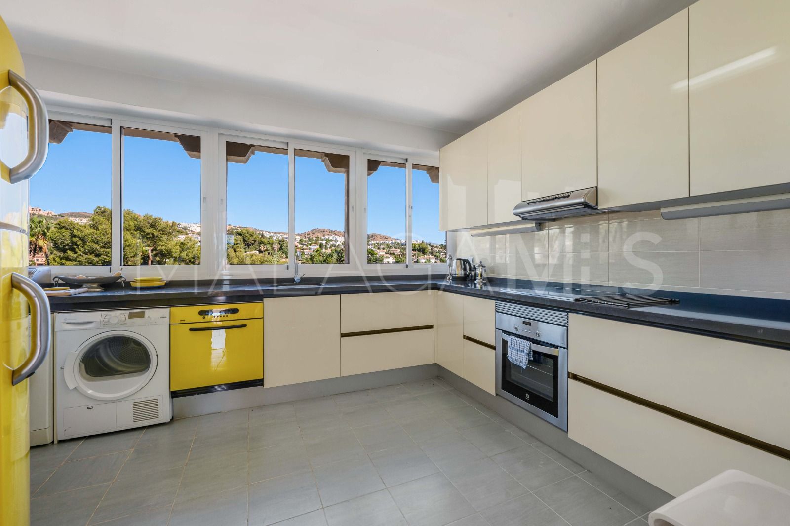 Duplex penthouse for sale in Sitio de Calahonda