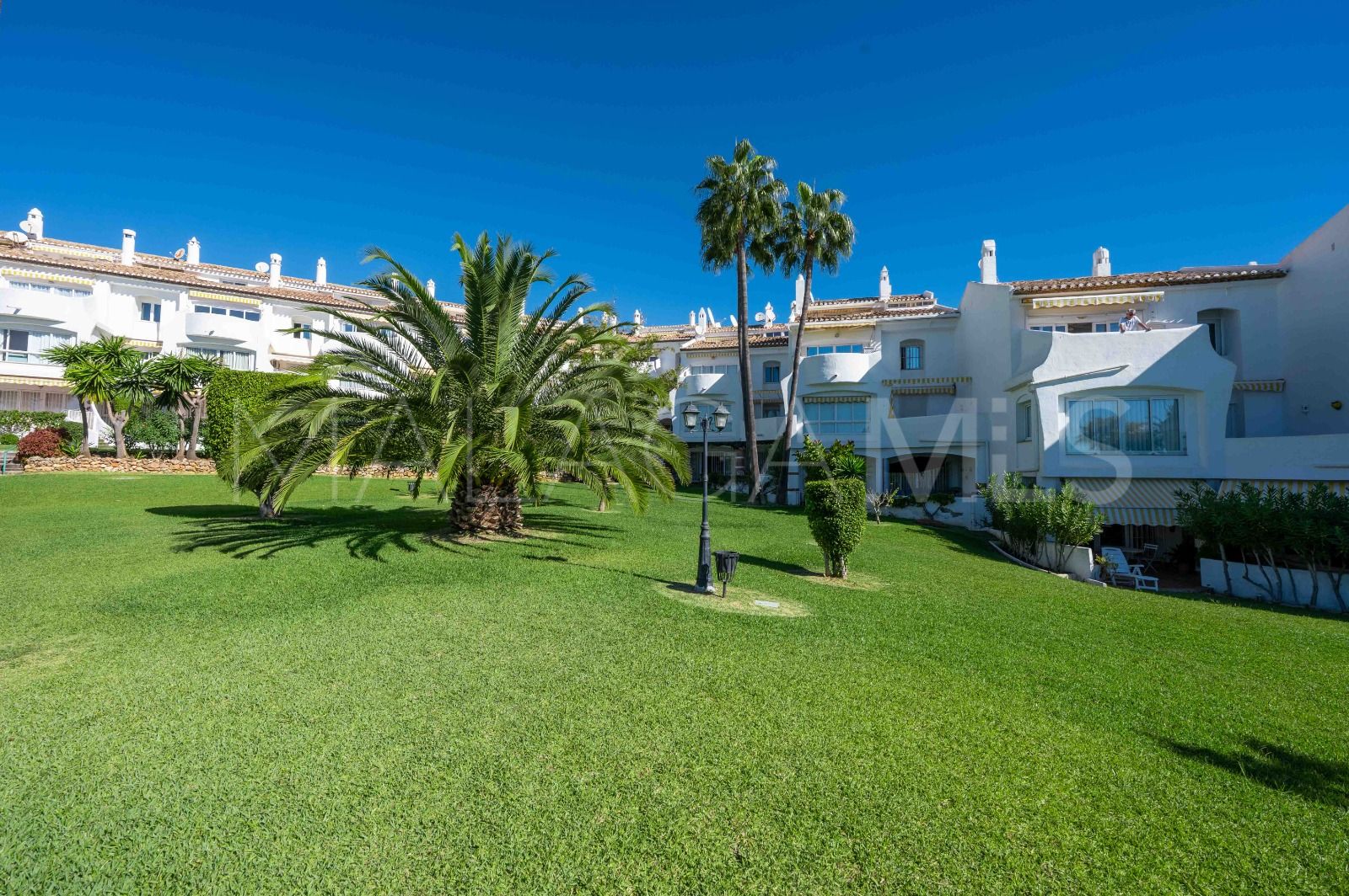 Duplex penthouse for sale in Sitio de Calahonda