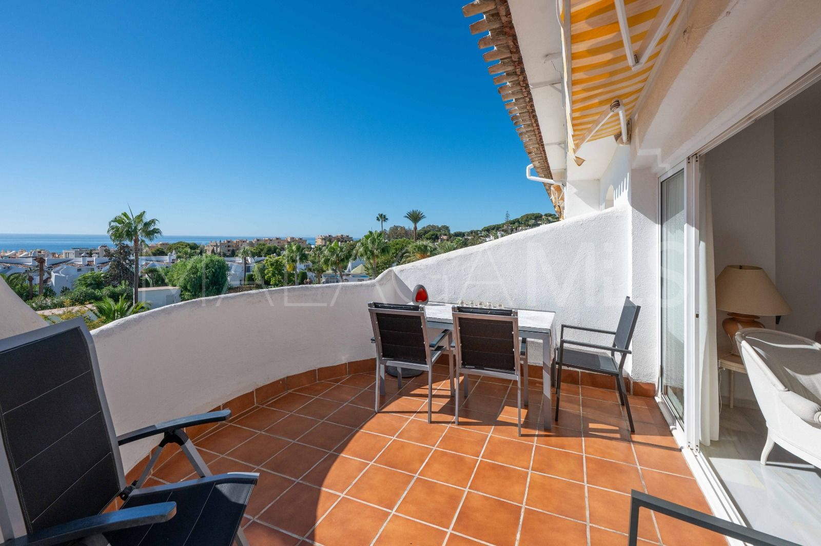 Duplex penthouse for sale in Sitio de Calahonda