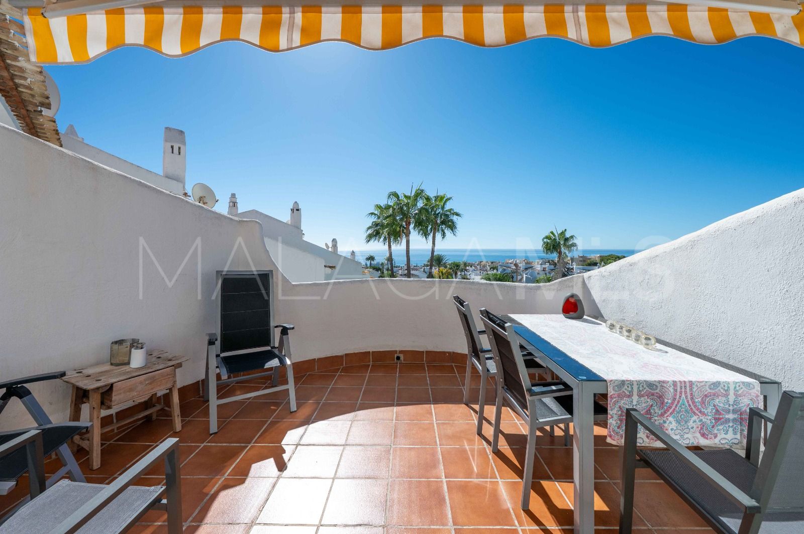 Duplex penthouse for sale in Sitio de Calahonda