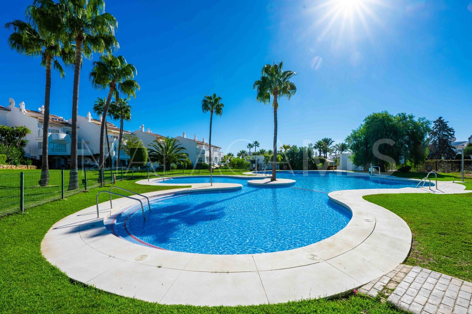 Duplex penthouse for sale in Sitio de Calahonda