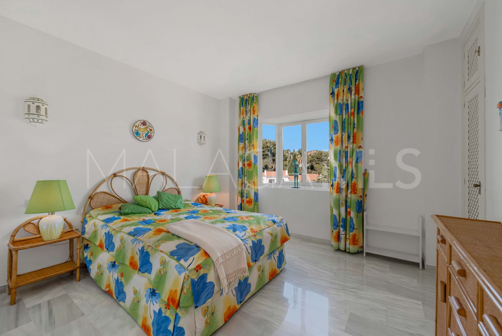 Duplex penthouse for sale in Sitio de Calahonda