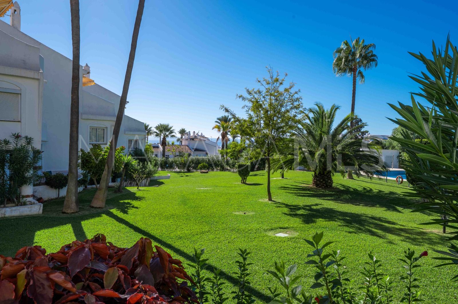 Duplex penthouse for sale in Sitio de Calahonda