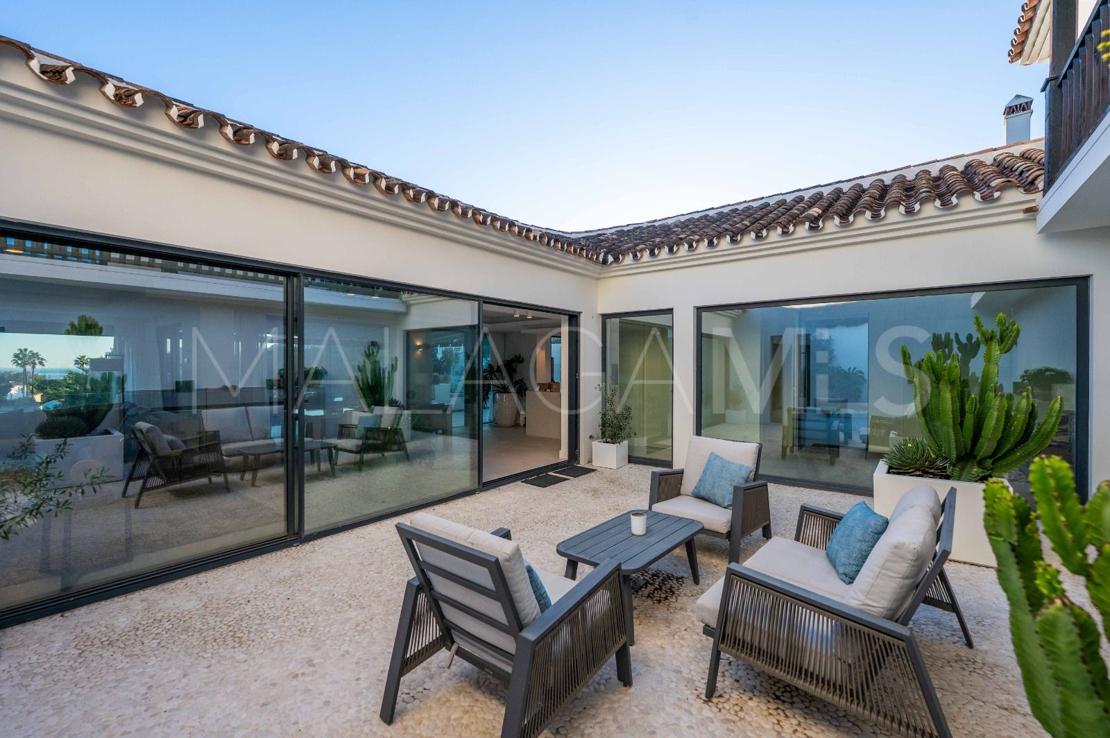 Villa for sale in Elviria