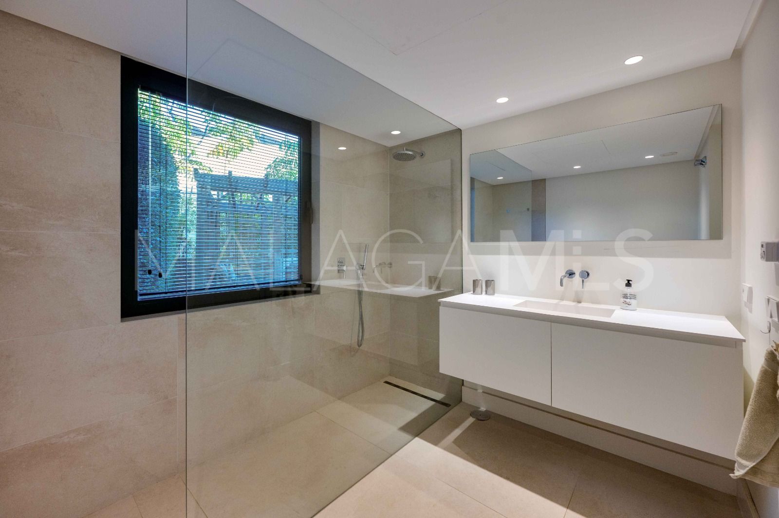 Villa for sale in Elviria