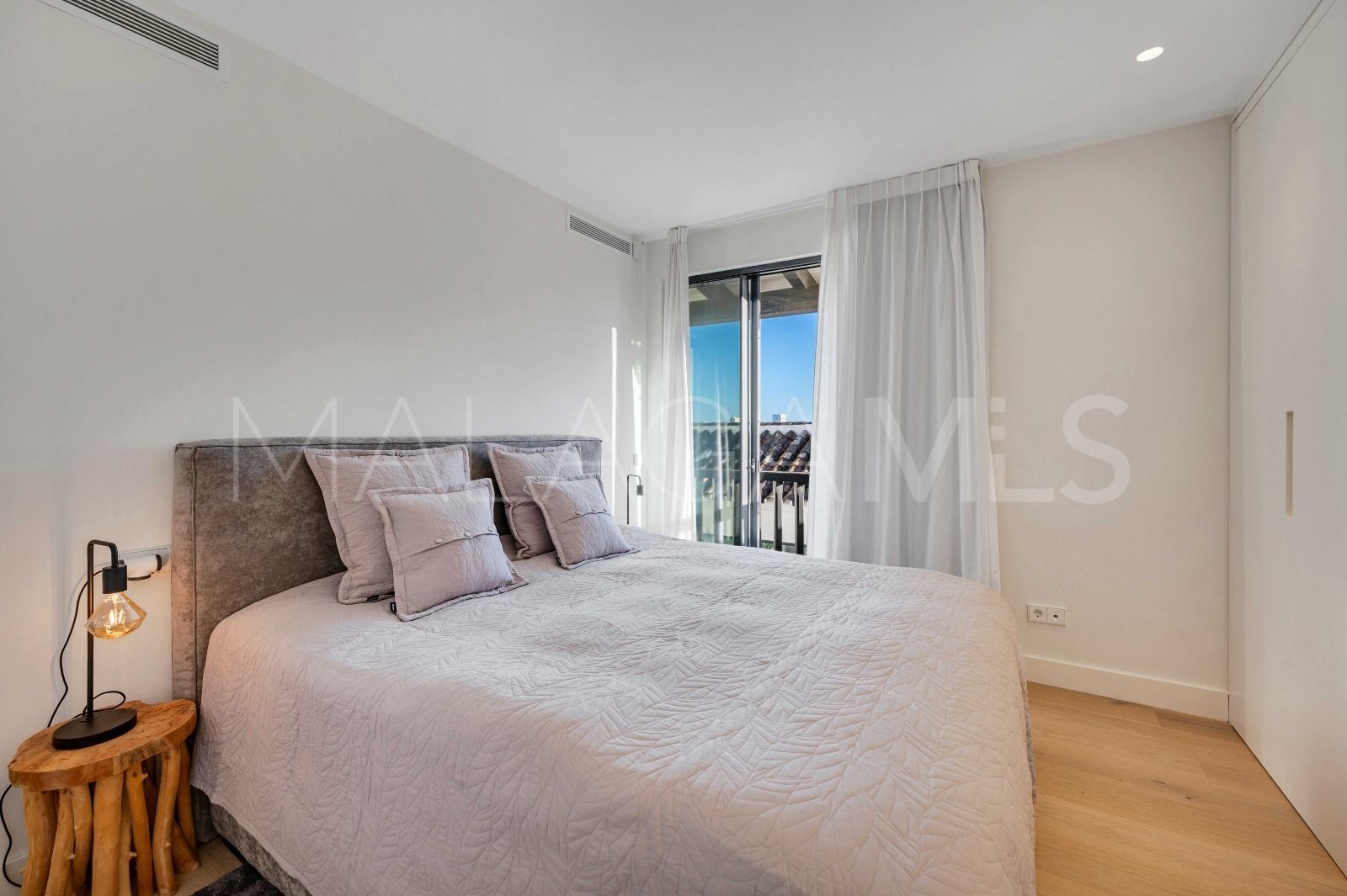 Villa for sale in Elviria