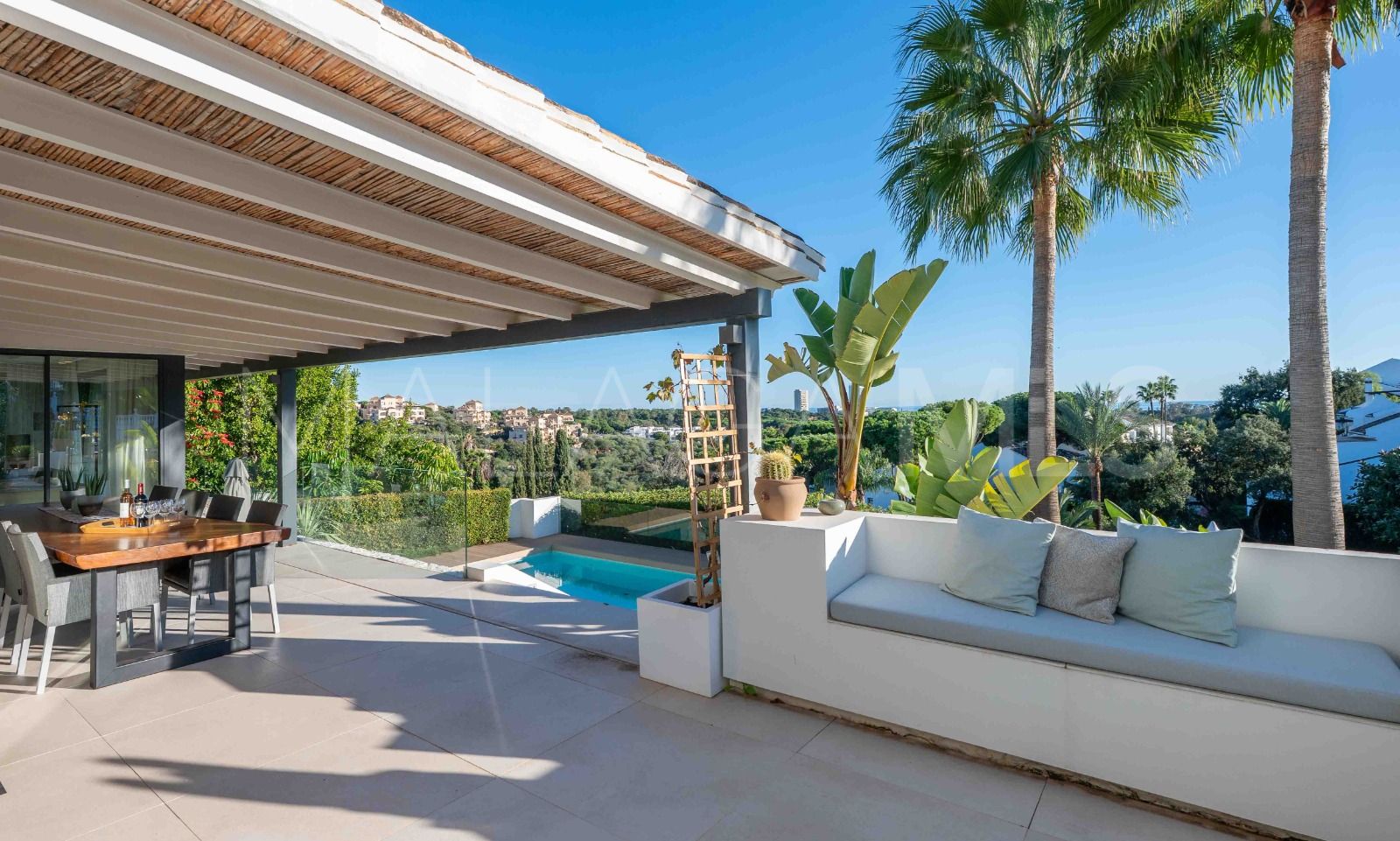 Villa for sale in Elviria