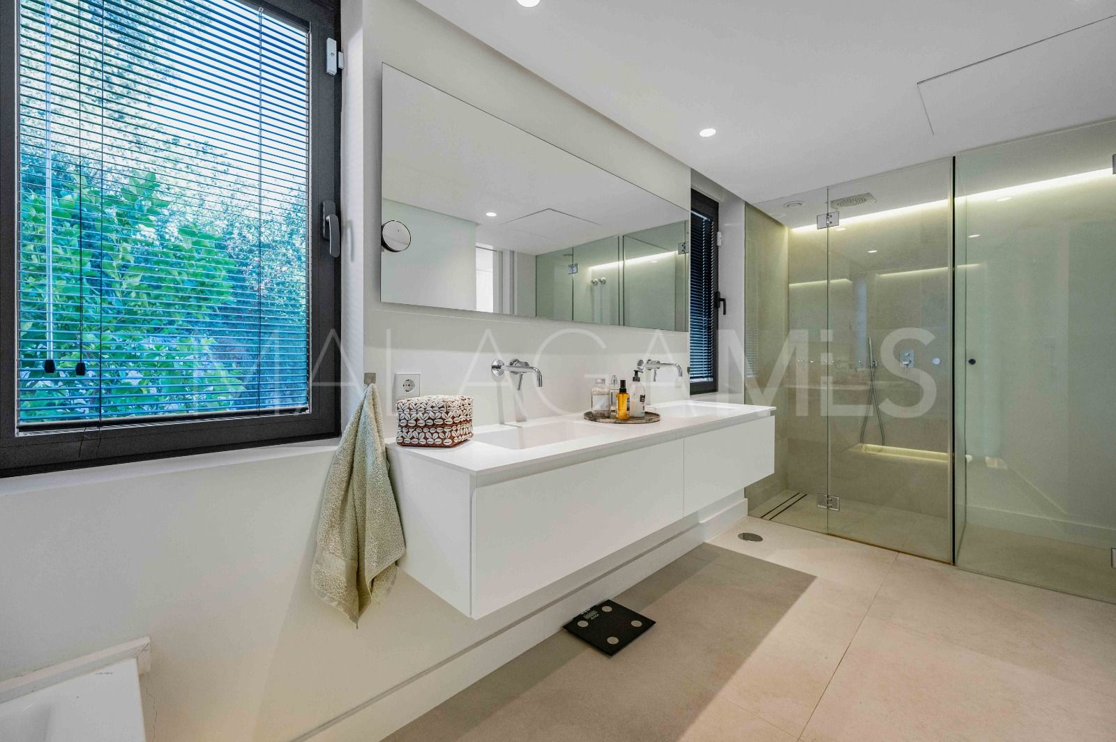 Villa for sale in Elviria