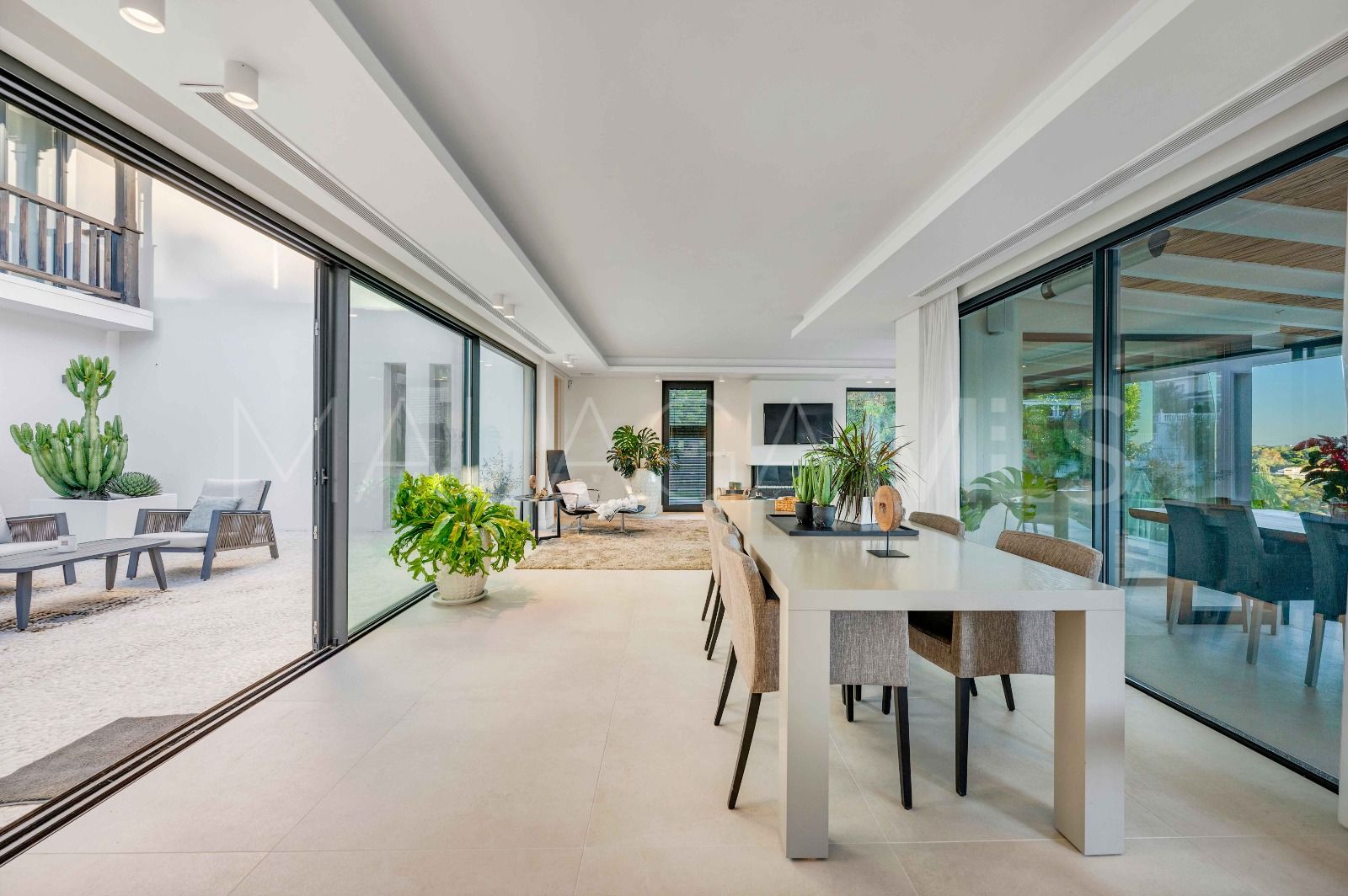 Villa for sale in Elviria