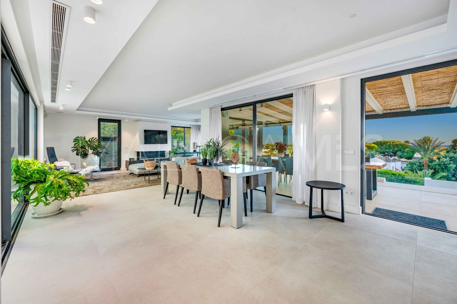 Villa for sale in Elviria