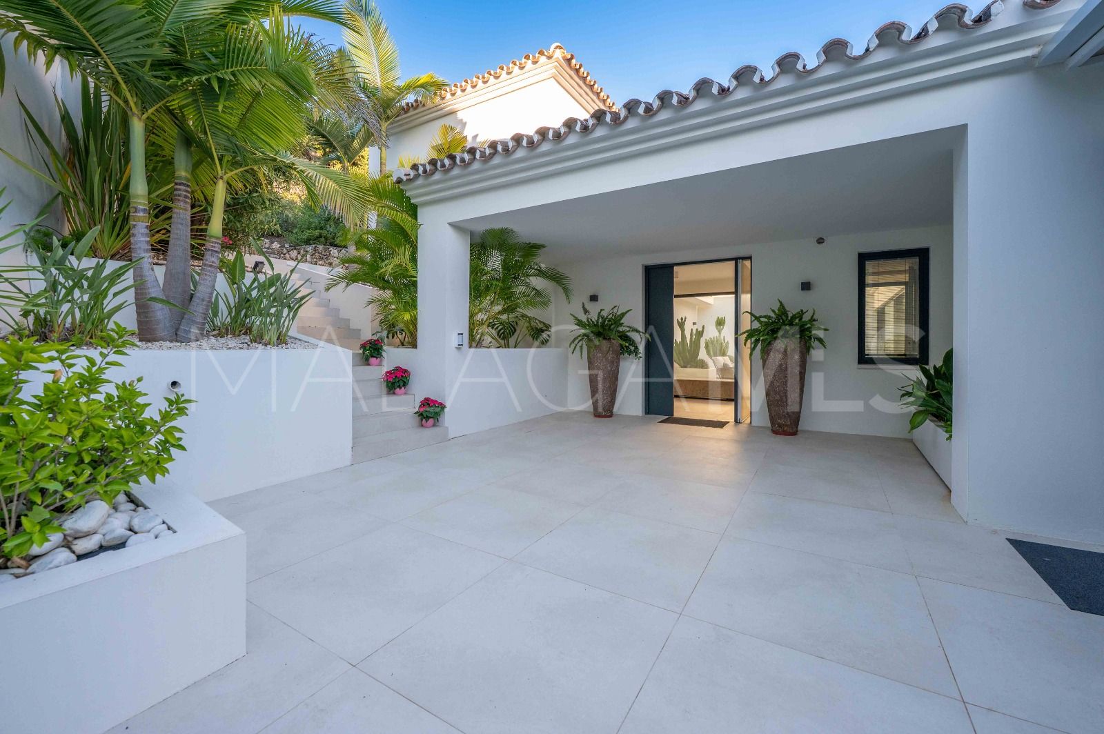 Villa for sale in Elviria