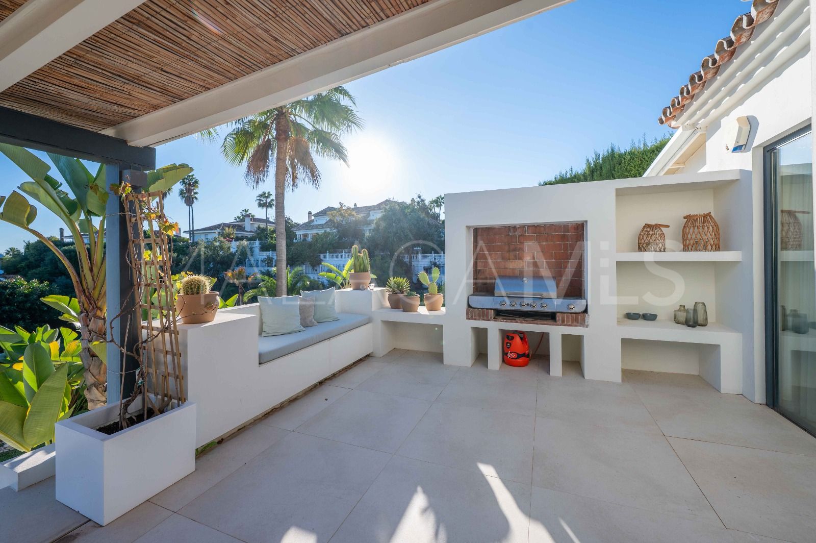 Villa for sale in Elviria