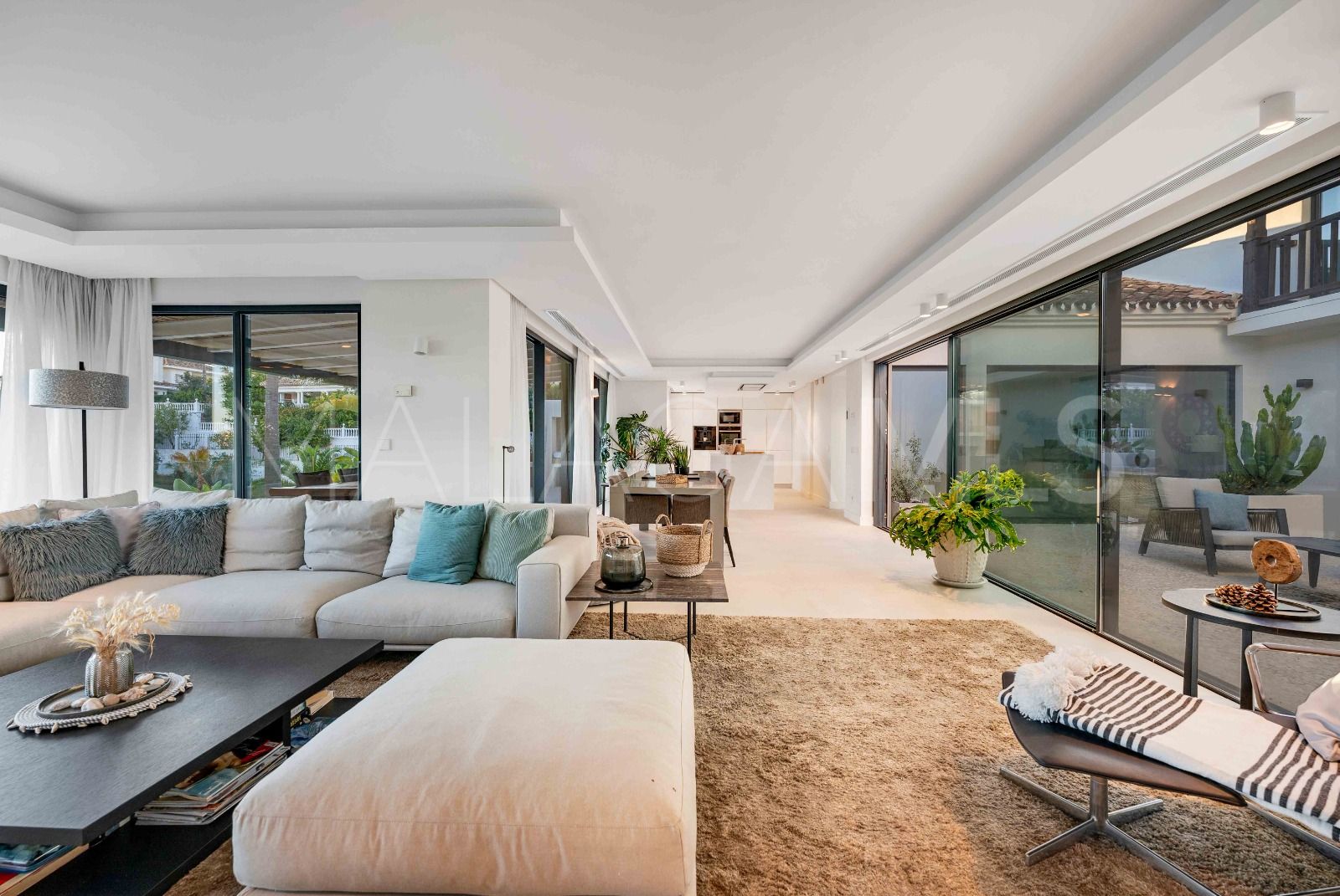 Villa for sale in Elviria