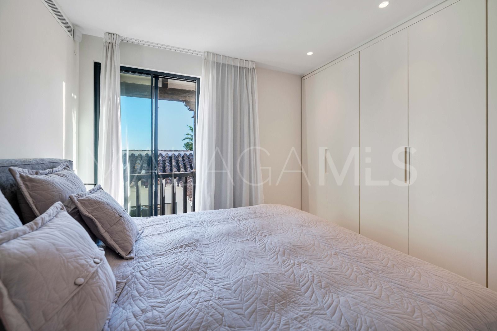 Villa for sale in Elviria