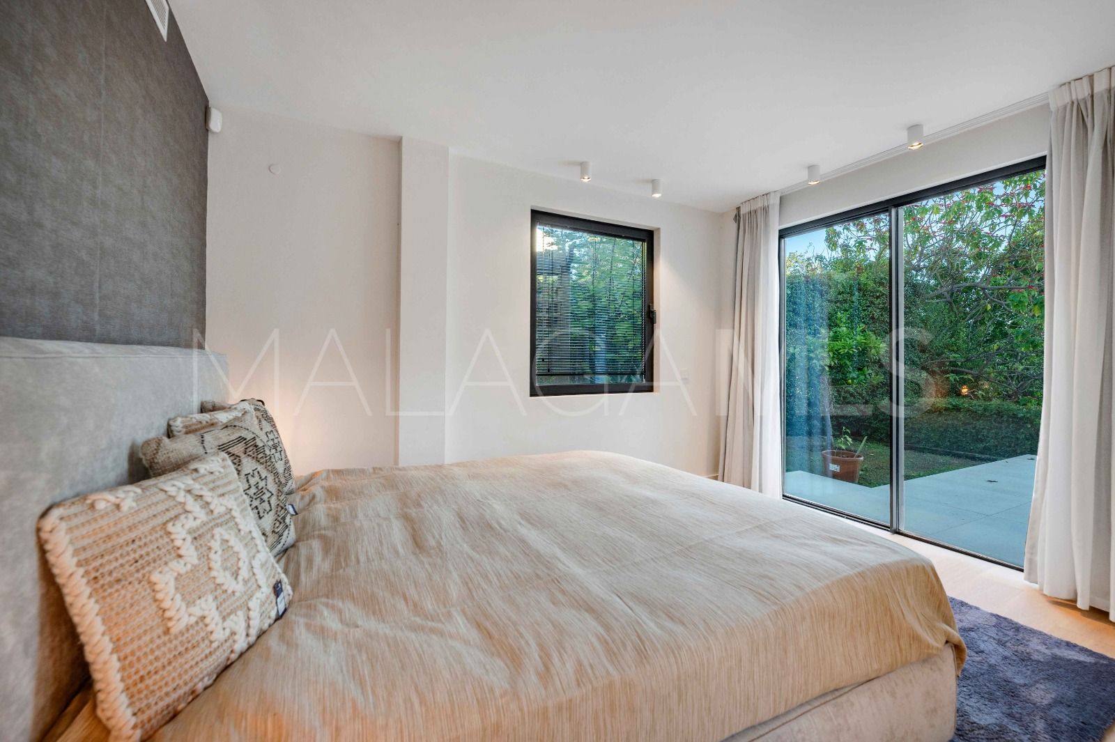 Villa for sale in Elviria