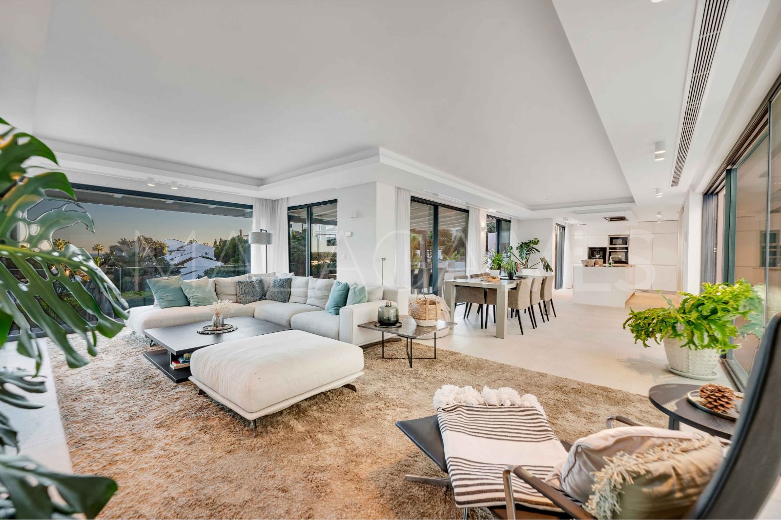 Villa for sale in Elviria