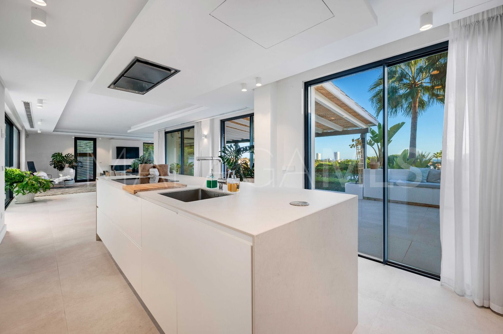 Villa for sale in Elviria