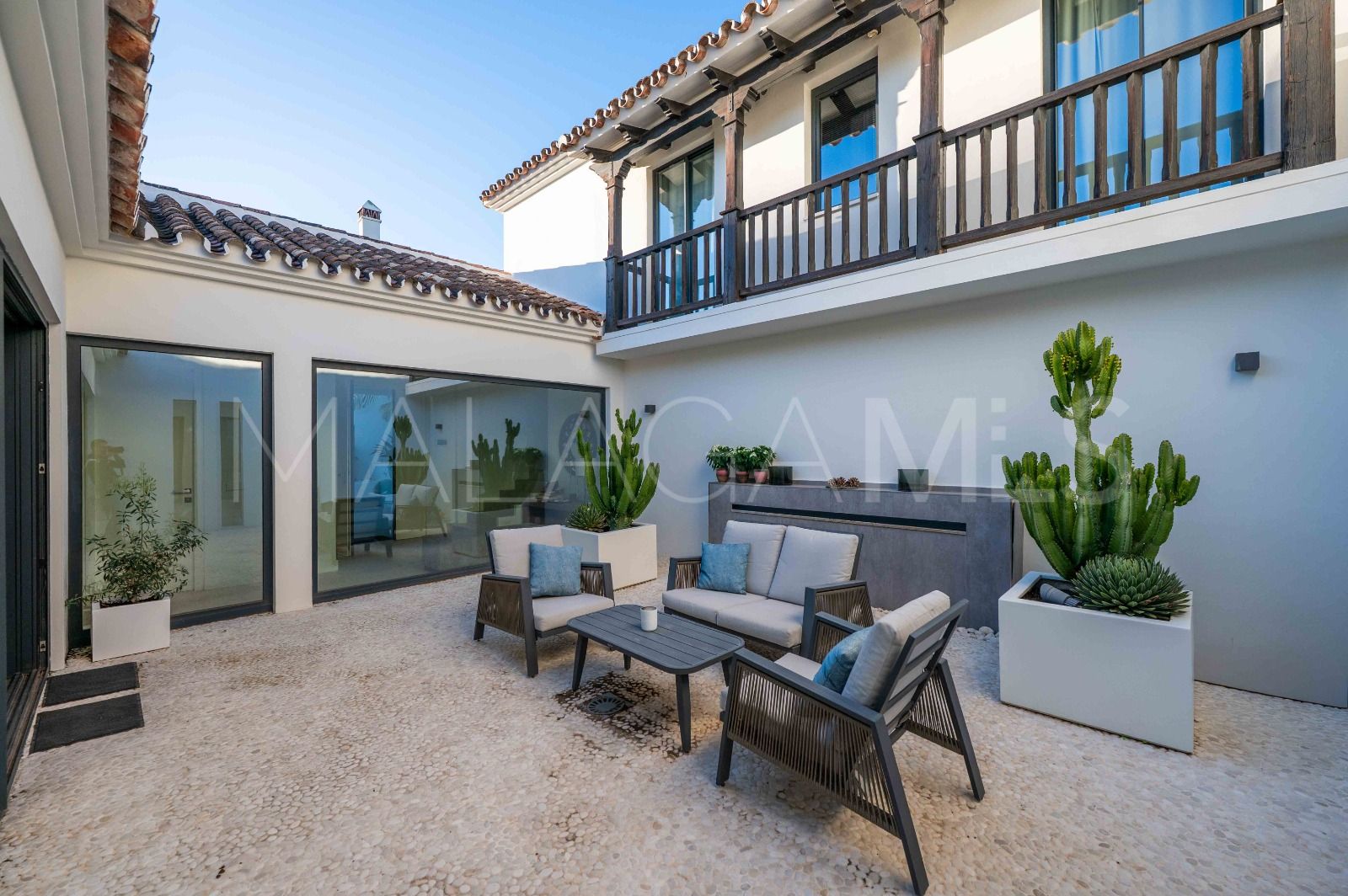 Villa for sale in Elviria
