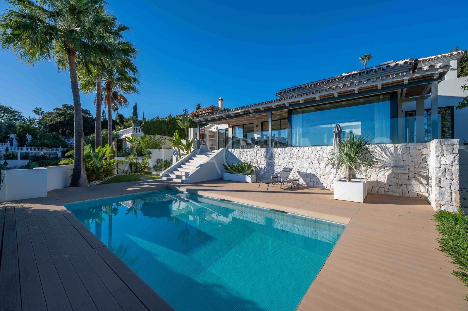Villa for sale in Elviria
