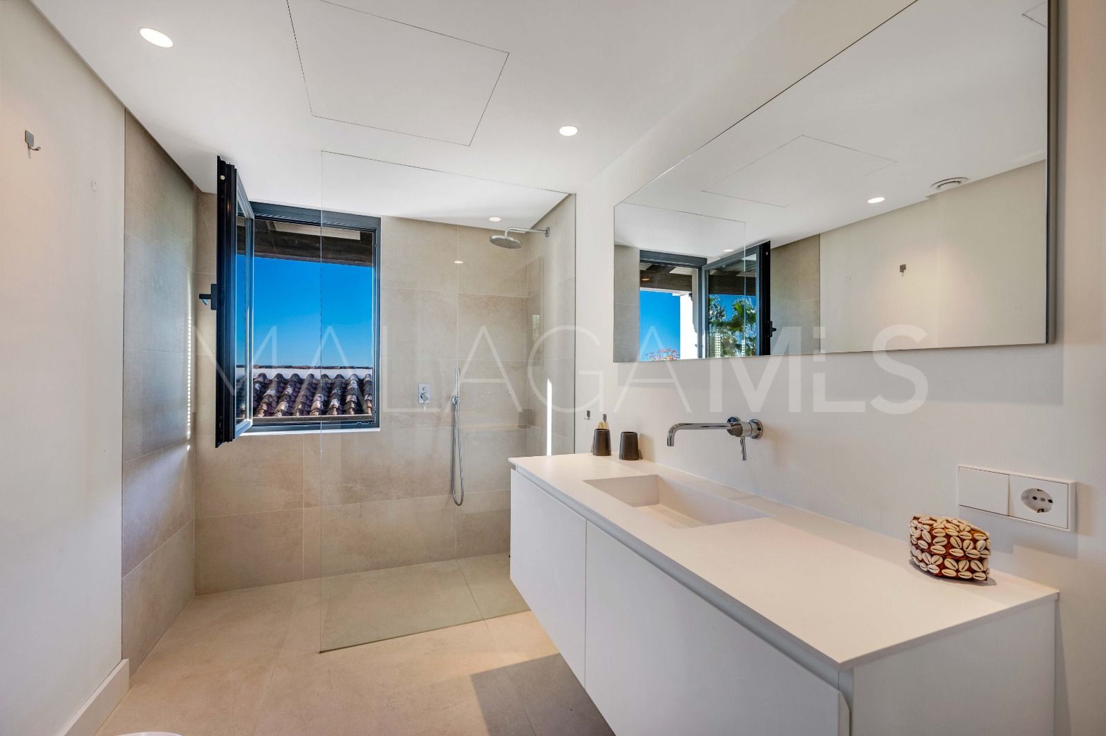 Villa for sale in Elviria