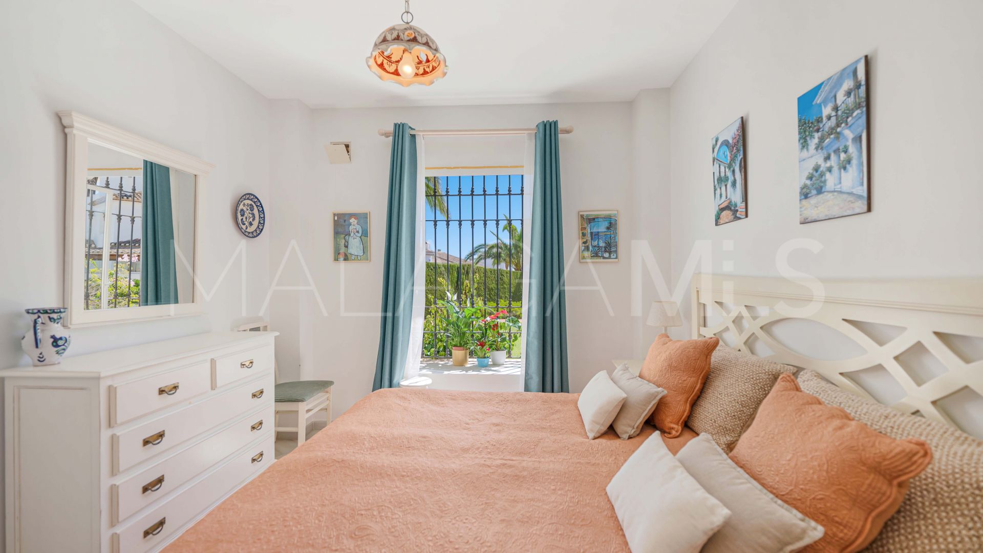 For sale ground floor apartment with 2 bedrooms in Elviria