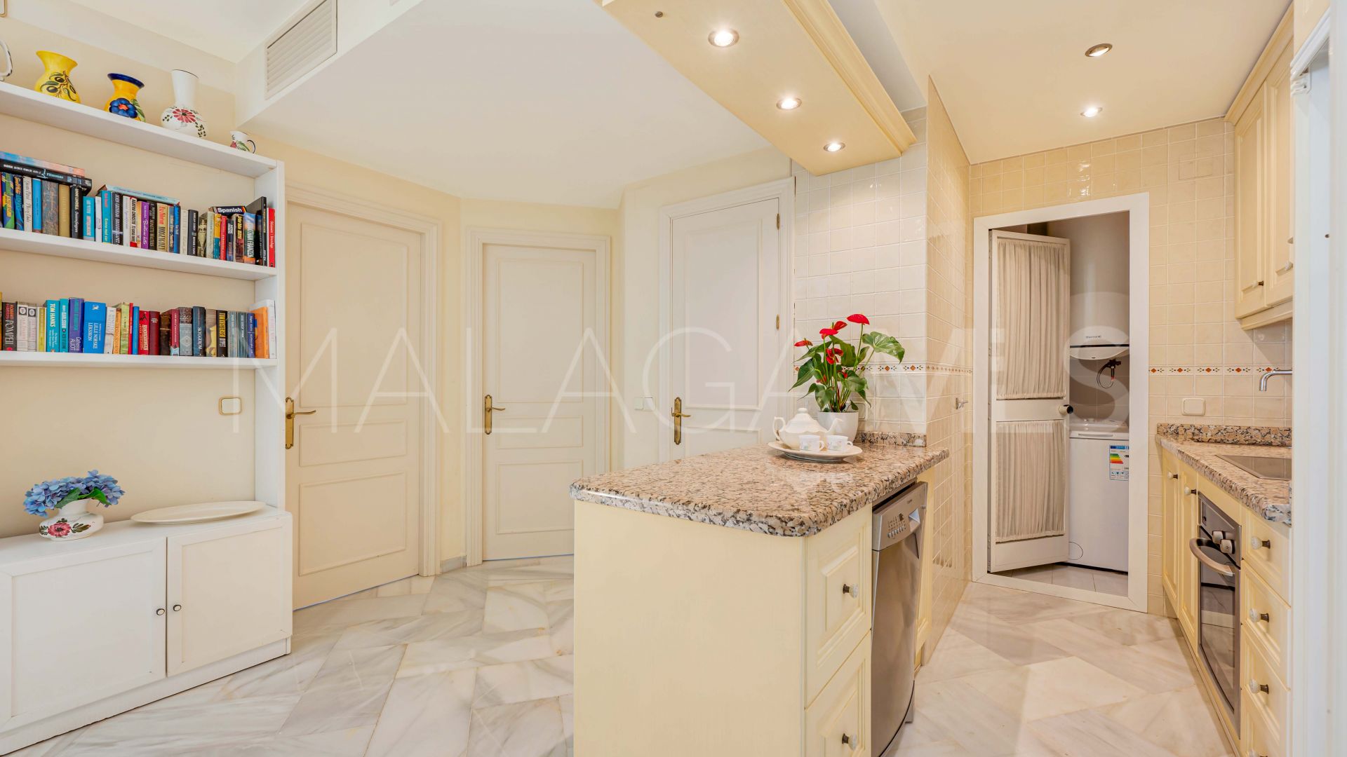 For sale ground floor apartment with 2 bedrooms in Elviria