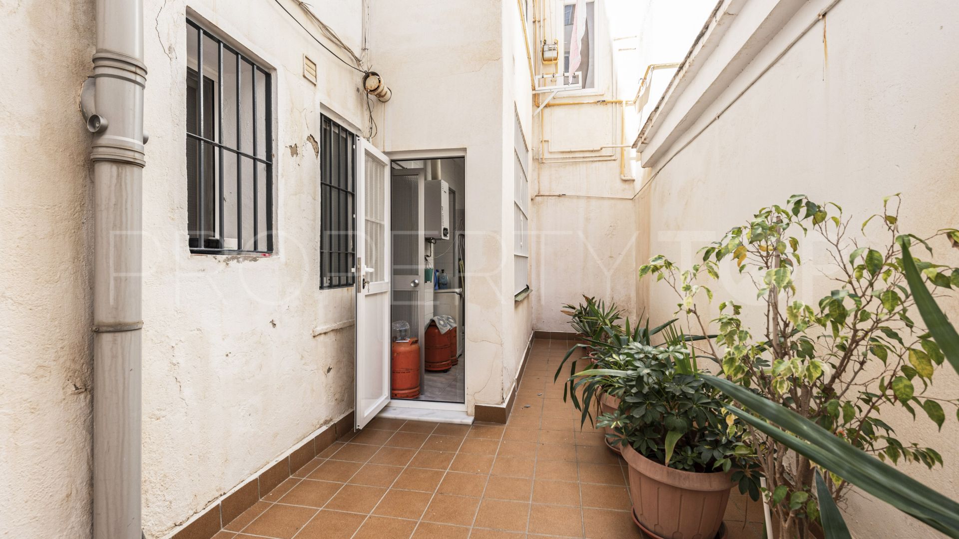 For sale 4 bedrooms ground floor apartment in Malaga