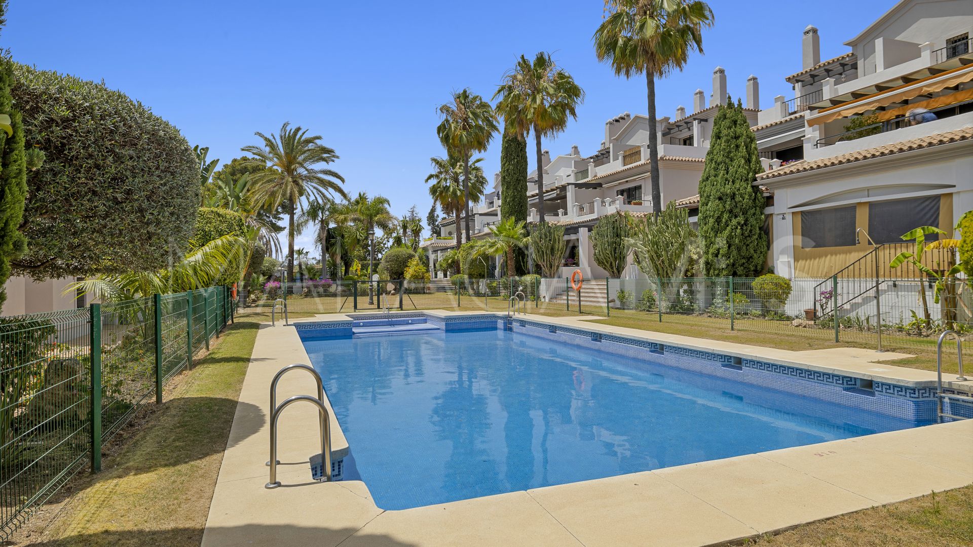 San Pedro de Alcantara, apartamento planta baja a la venta de 3 bedrooms