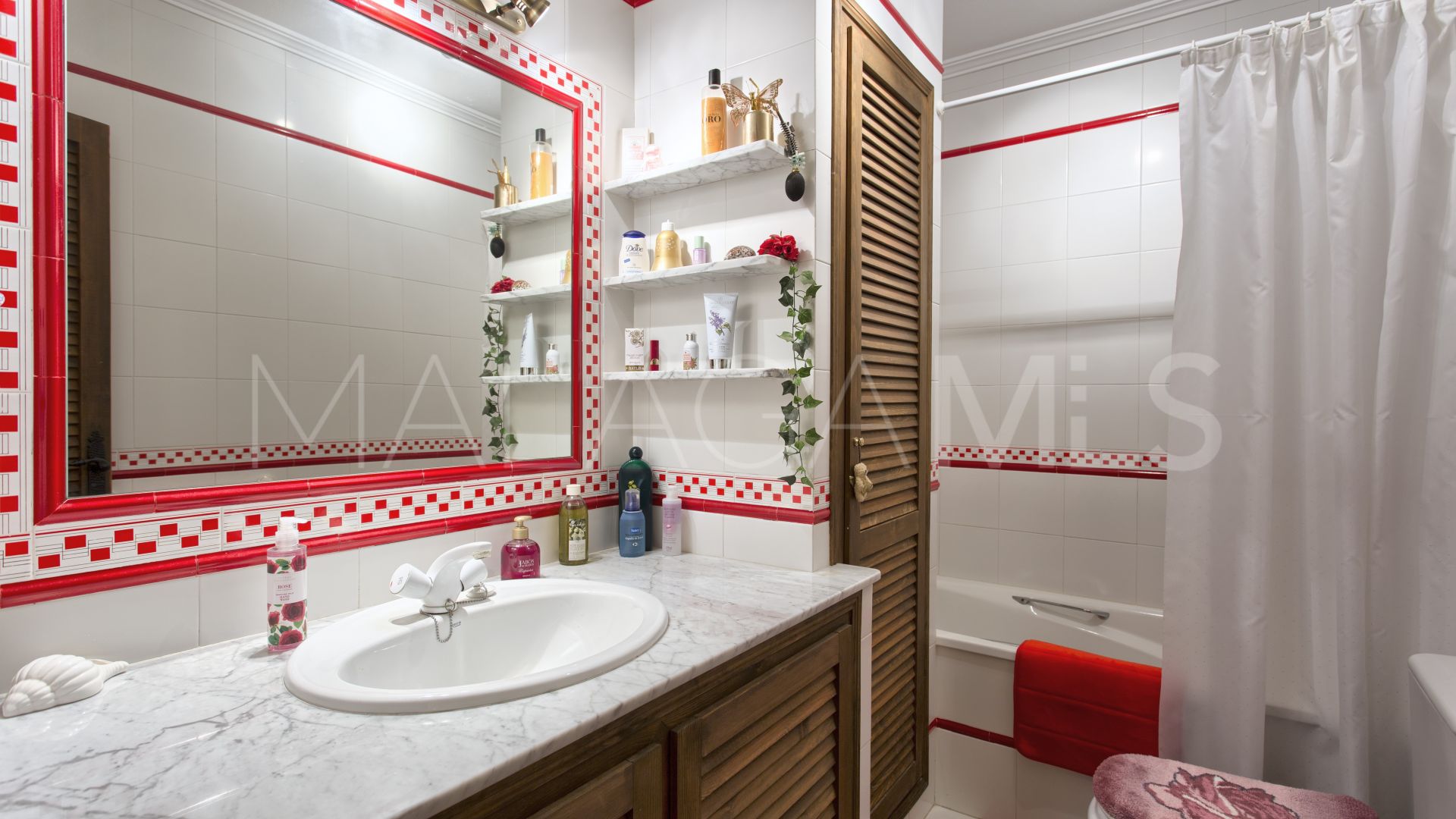 Se vende adosado in Benahavis Centro with 3 bedrooms