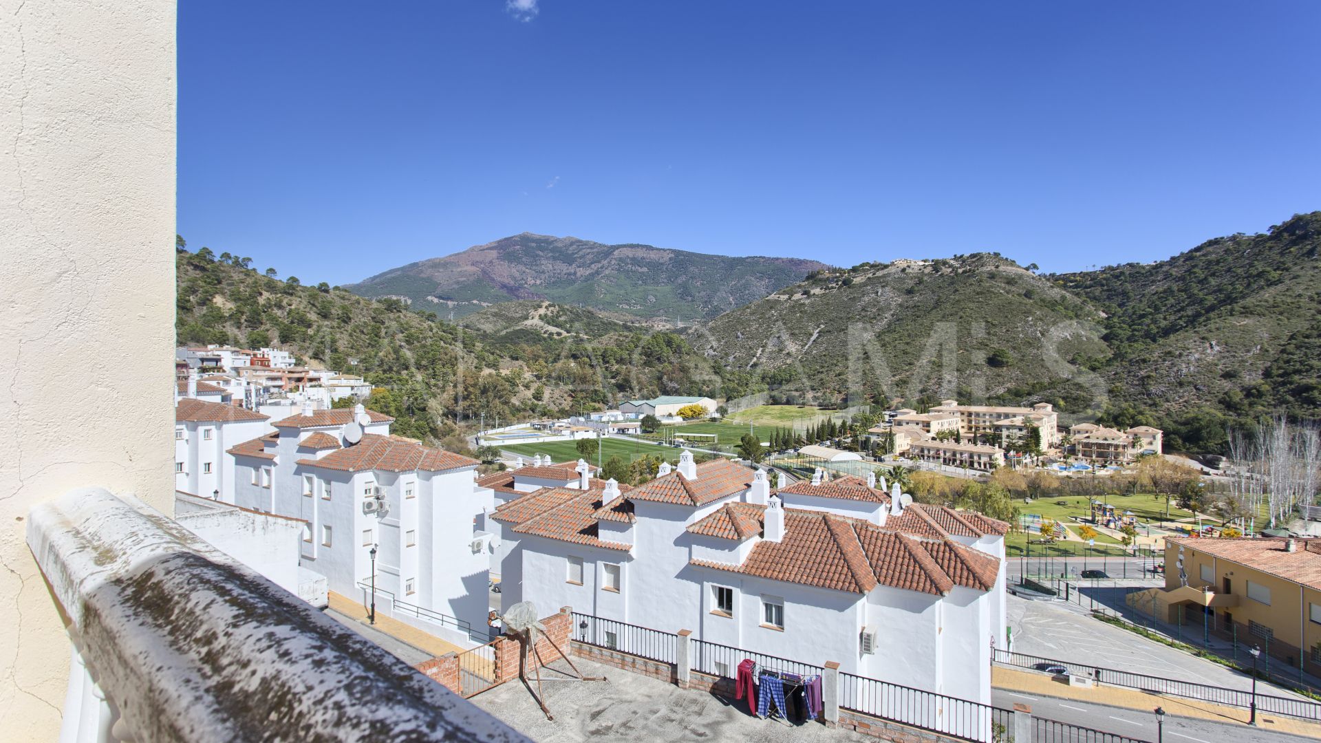 Se vende adosado in Benahavis Centro with 3 bedrooms