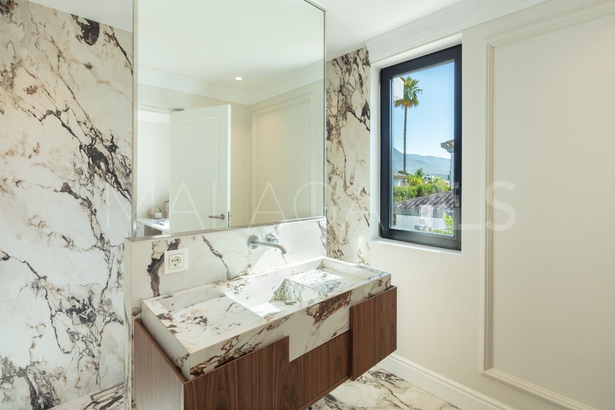 Villa for sale in Nueva Andalucia with 5 bedrooms