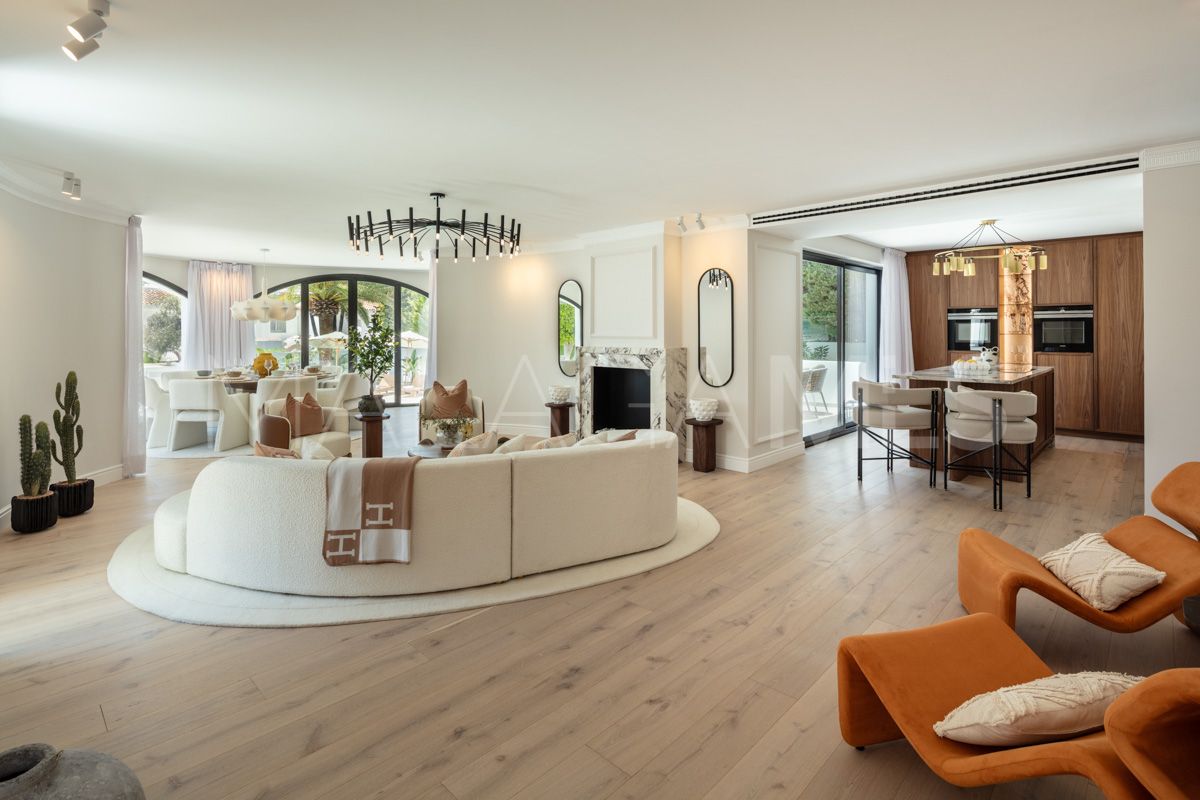 Villa for sale in Nueva Andalucia with 5 bedrooms