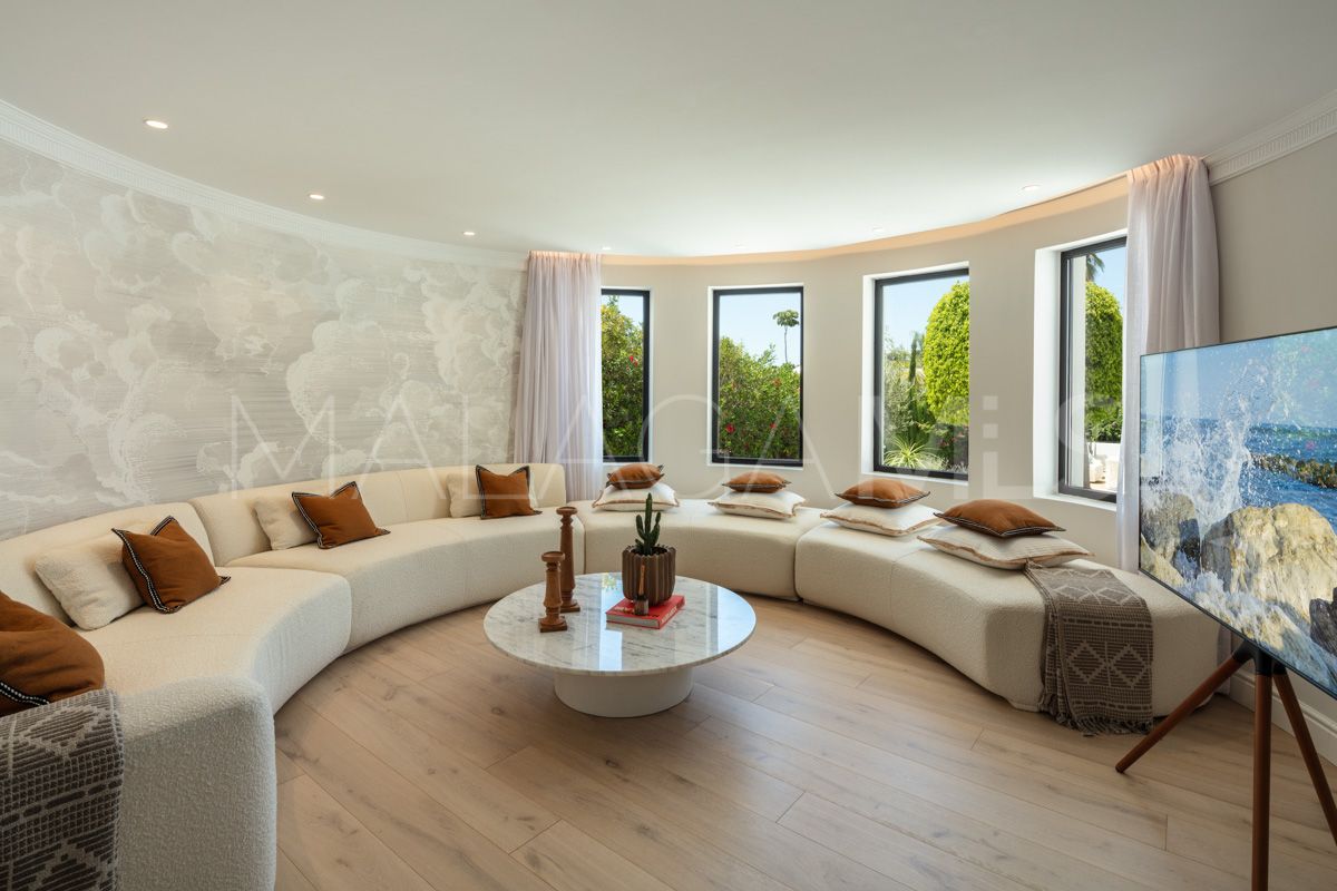 Villa for sale in Nueva Andalucia with 5 bedrooms
