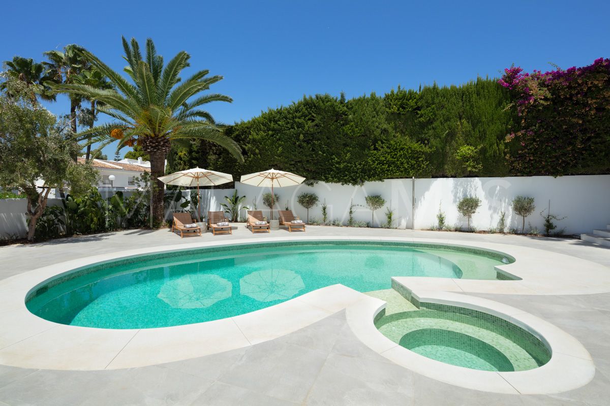 Villa for sale in Nueva Andalucia with 5 bedrooms